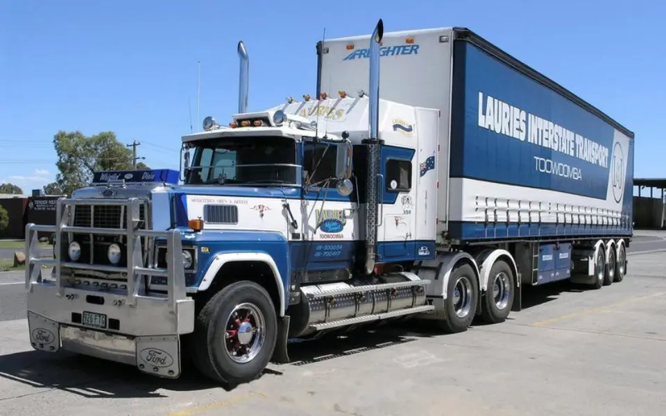 ದೇಶೀಯ ಟ್ರಕ್‌ಗಳು ತಮ್ಮ ಎಕ್ಸಾಸ್ಟ್ ಪೈಪ್‌ಗಳನ್ನು ಮೇಲಕ್ಕೆ ಏಕೆ ತೋರಿಸುವುದಿಲ್ಲ?